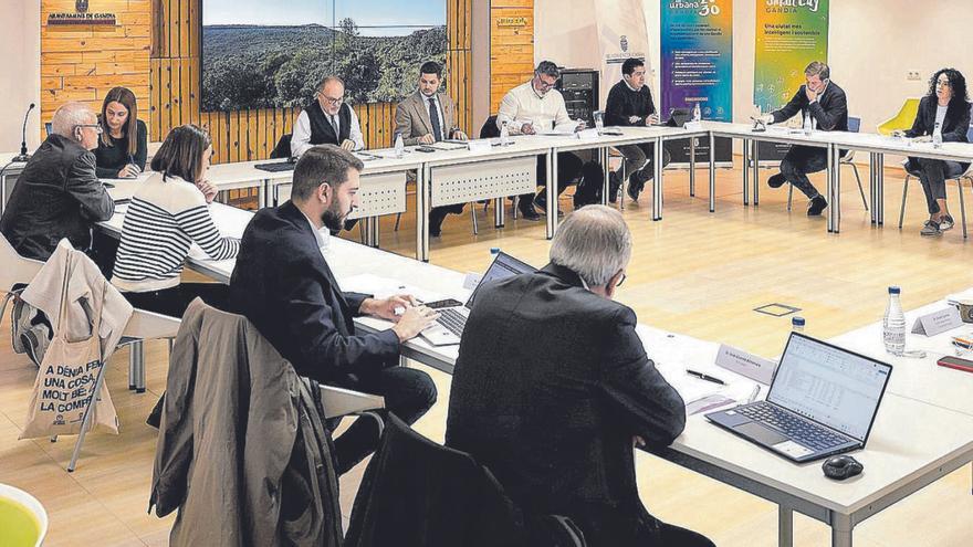 Un momento de la reunión de la ejecutiva presidida por el alcalde de Gandia, José Manuel Prieto. | NATXO FRANCÉS