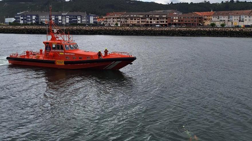 Gran susto en la ría del Nalón: el patrón de un barco salva la vida nadando hasta la orilla tras chocar con un tronco