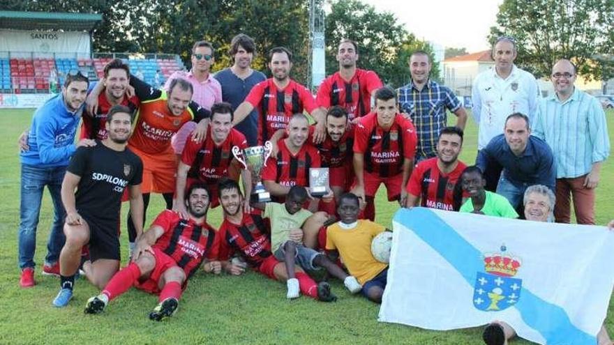 Los jugadores del Piloño celebran el triunfo.