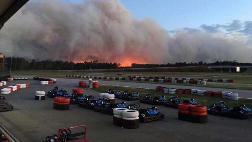 Un incendio en Asturias corta varias horas la conexión por tren y carretera con Galicia