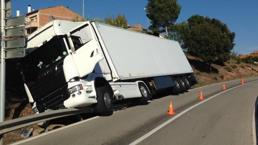 El vehicle ha quedat atrapat a la vora de la carretera.