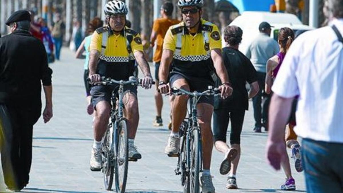 Una patrulla de la Guardia Urbana en bicicleta, el pasado marzo en la Barceloneta.