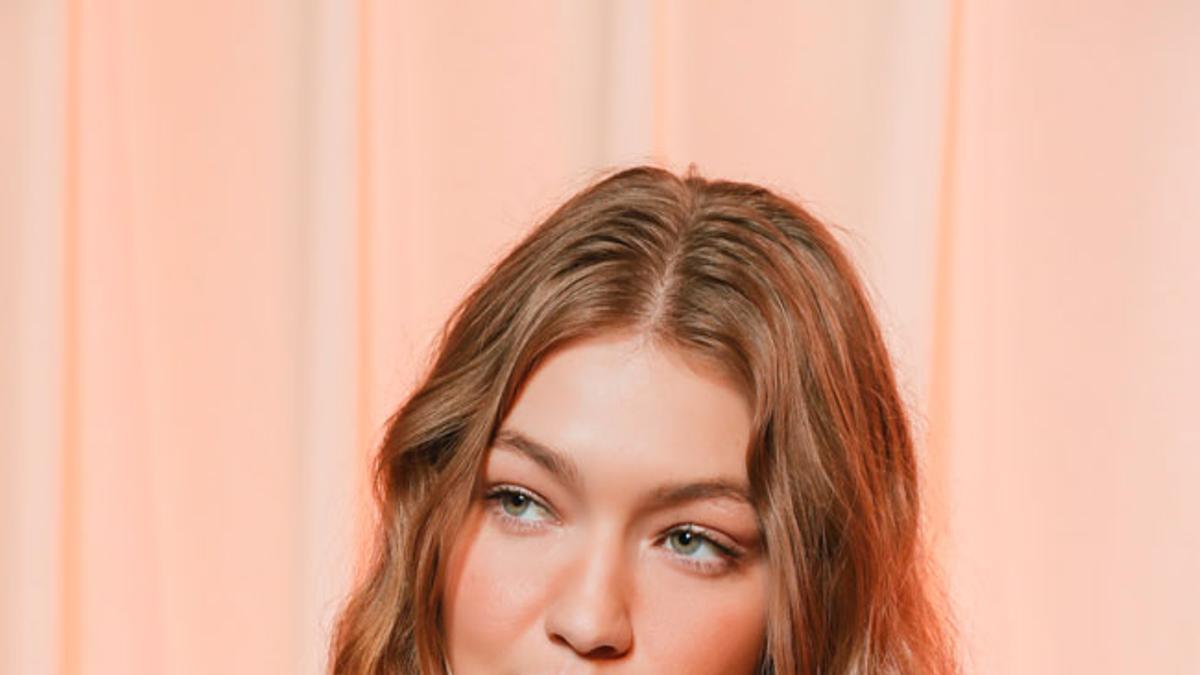 Gigi Hadid en el 'backstage' del desfile primavera-verano 2019 de Alberta Ferretti