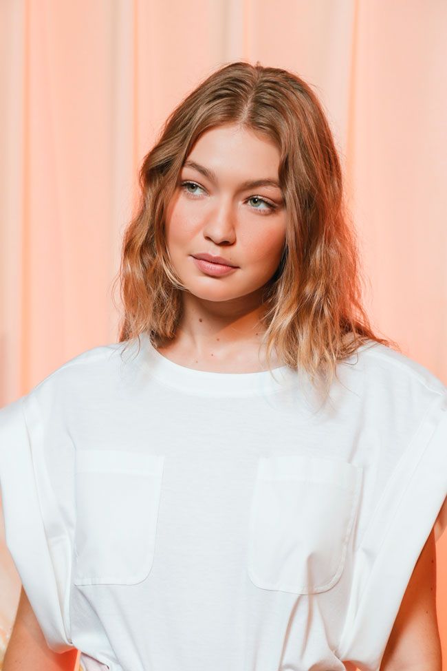 Gigi Hadid en el 'backstage' del desfile primavera-verano 2019 de Alberta Ferretti