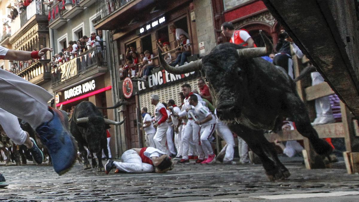 Los mozos corren ante los toros de José Escolar durante el tercer encierro  de San Fermín - Levante-EMV