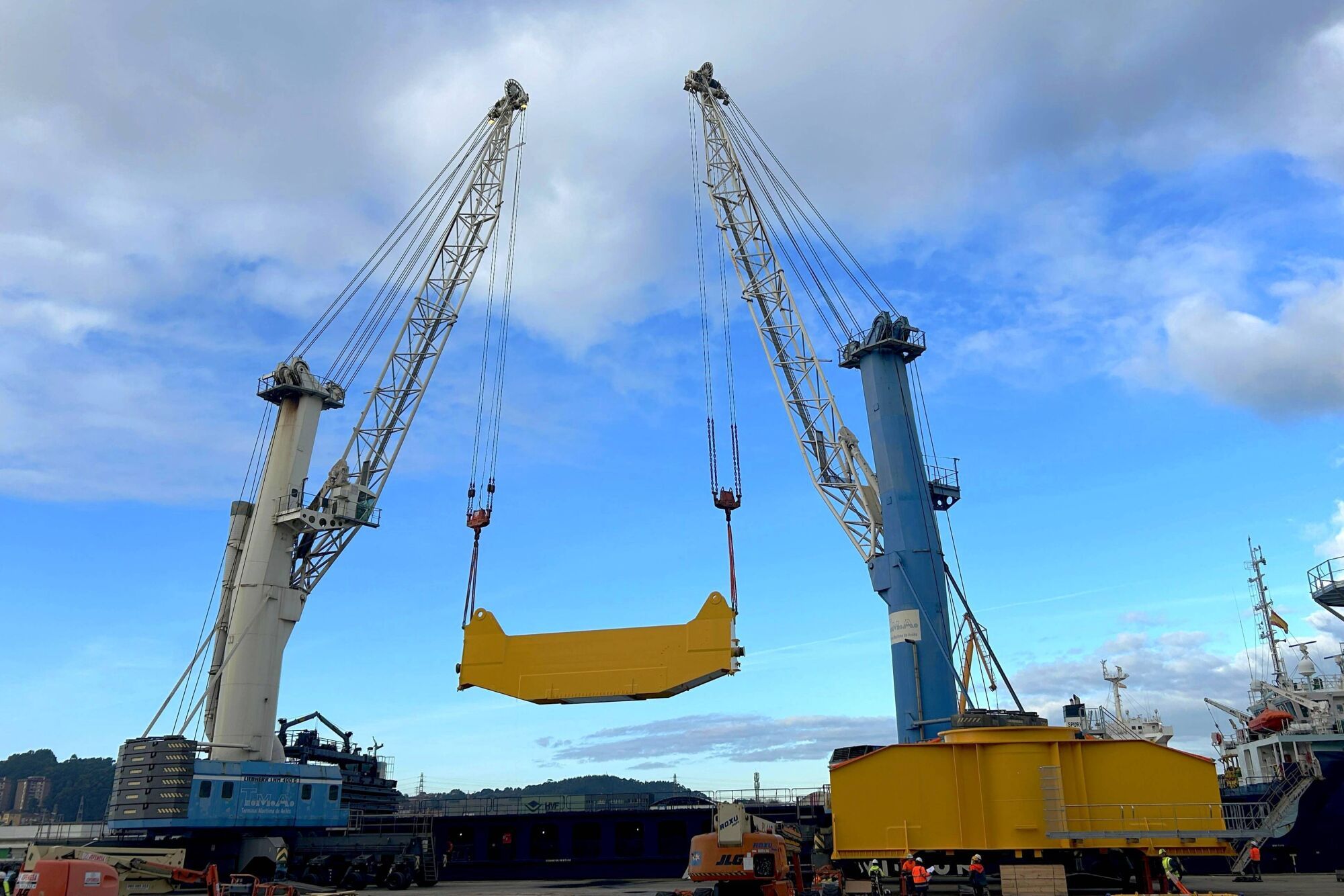 En imágenes: Espectacular carga de una pieza de 500 toneladas en el Puerto de Avilés