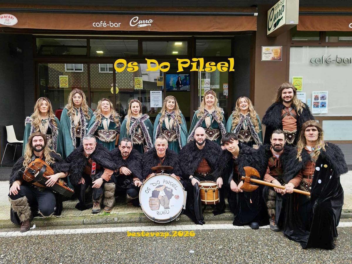 La comparsa Os do Pinsel, perfectamente ataviados para este Entroido 2026.