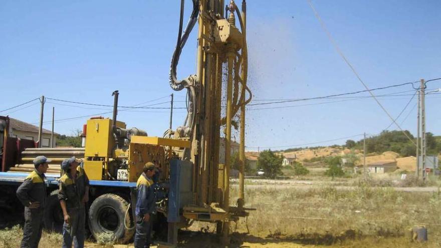 Obras en Calzada con una máquina excavadora. Foto M. A. C.
