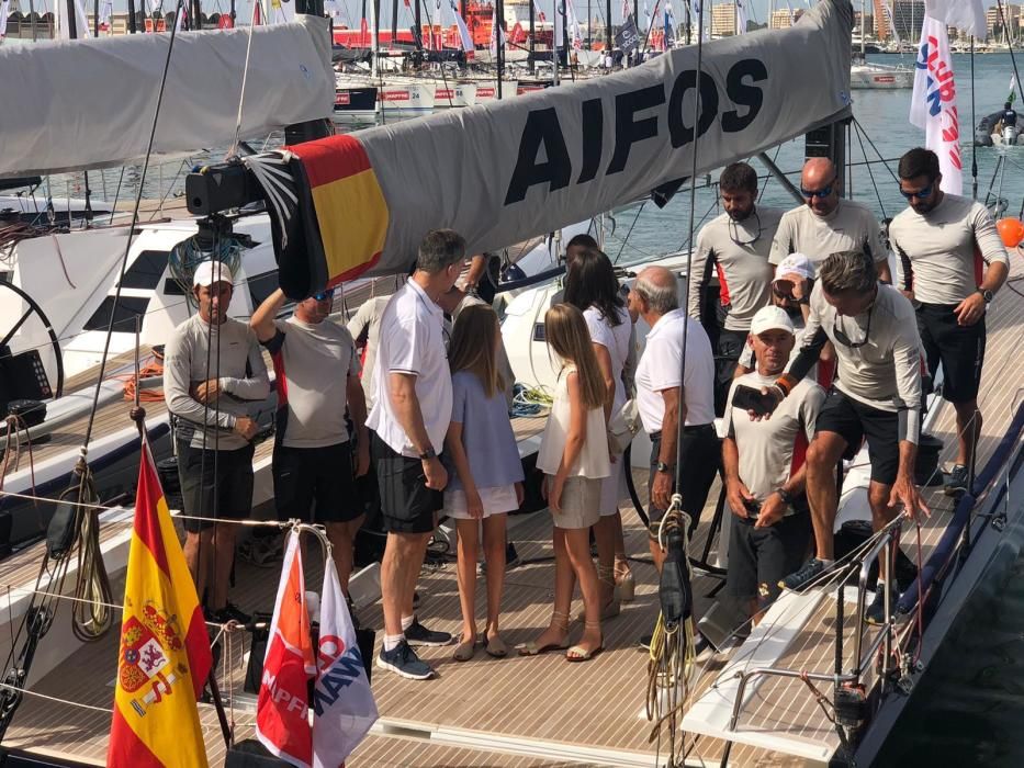 Primera aparición pública de los Reyes y sus hijas en el Club Náutico de Palma