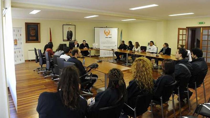 Jóvenes participantes, ayer, en las jornadas de voluntariado de Muxía. / m. c. s.