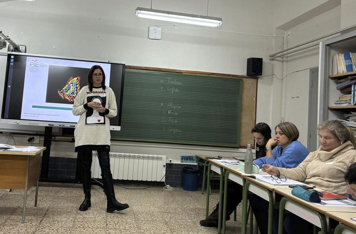 Angélica Llamas, durante la primera sesión en el colegio Monte Gándara, de El Puente de Sanabria. | cedida