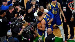 Los Golden State Warriors celebran su triunfo.