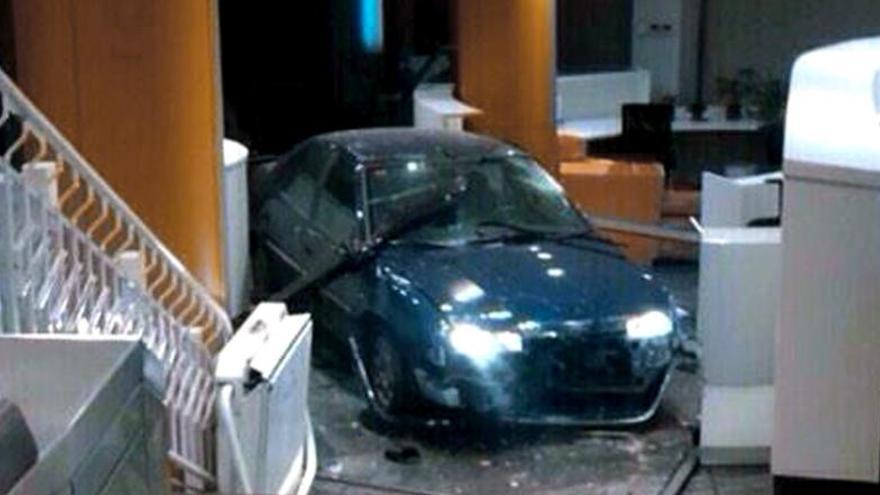 El coche que se empotró en la sede del PP en Madrid.