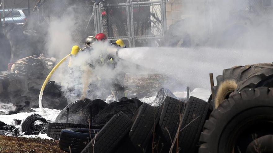 Controlado el incendio en un taller de neumáticos de Valladolid