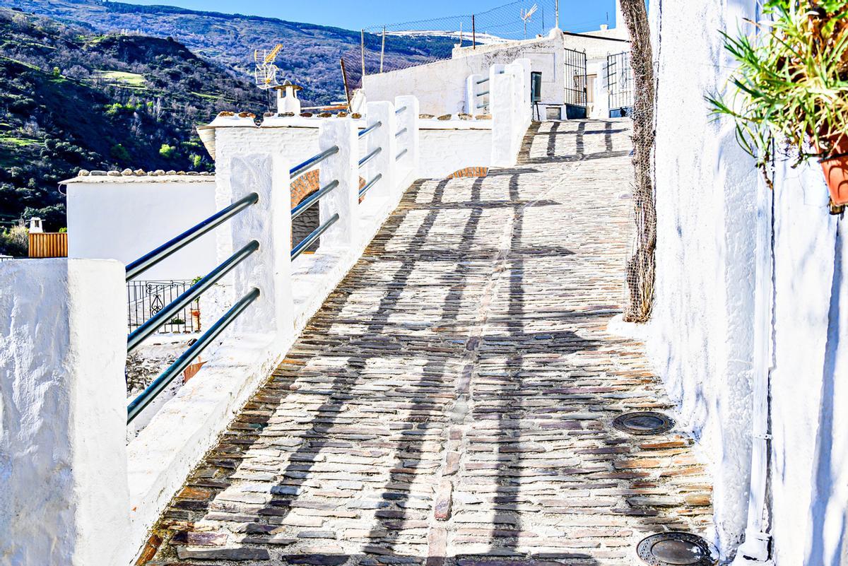 Pampaneira con sus estrechas y empinadas calles
