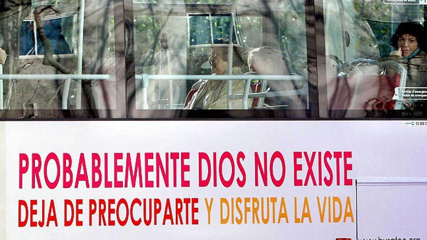 Mensaje publicitario en favor del ateísmo en un bus urbano de Barcelona. / efe