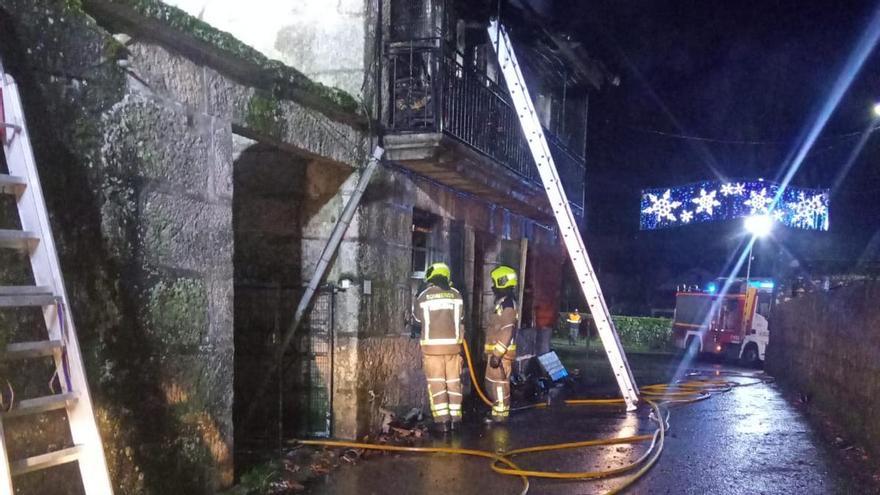 Rescatan a dos mujeres por un balcón al incendiarse su casa en Mondariz