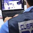 Un agente de la Policía Nacional investigando sobre pornografía infantil, en una foto de archivo.