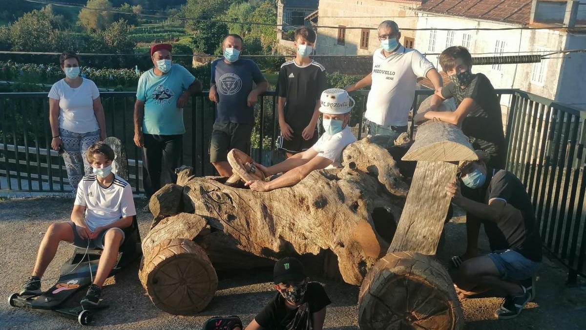 Participantes en el taller de carrilanas y miembros de la asociación Pozovello, en Arcade. // B.R.