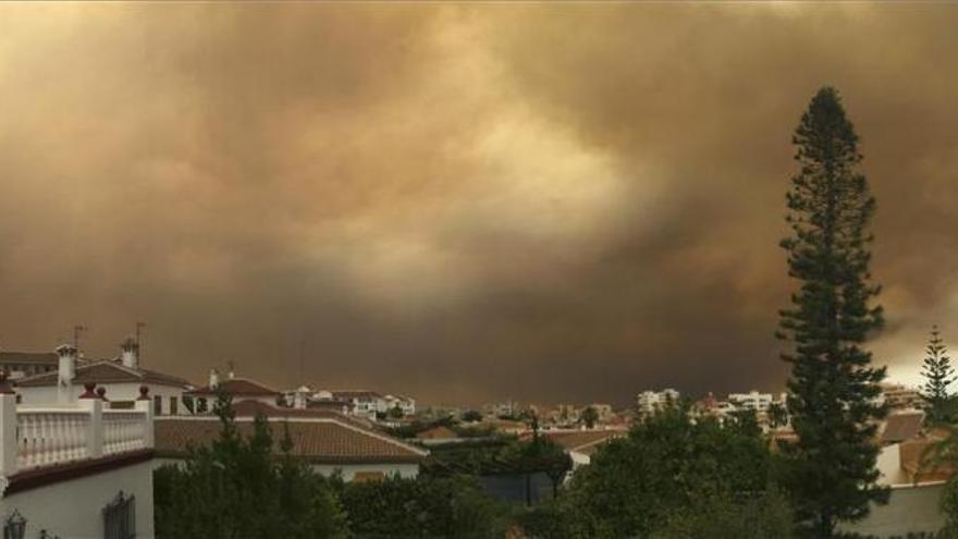 Ochenta extremeños, aislados en Matalascañas por el incendio de Moguer