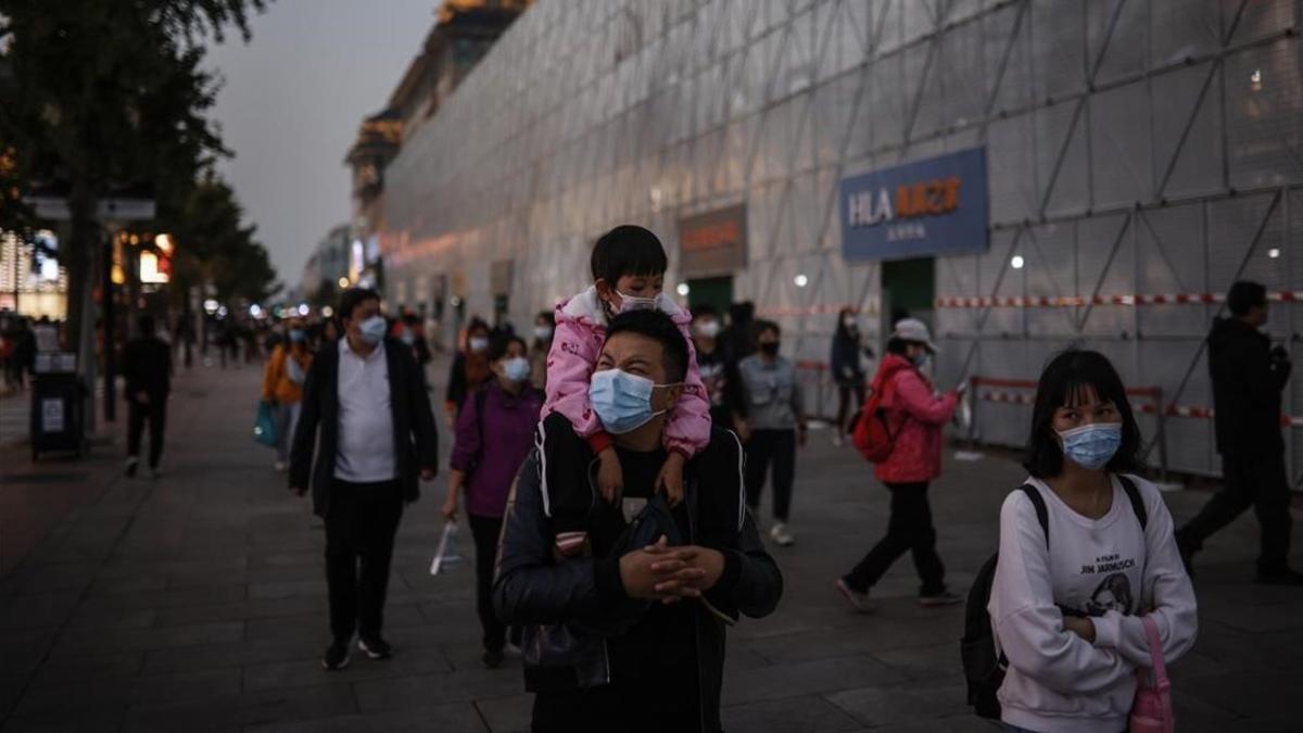 Ciudadanos en Beijing, China, tras las vacaciones.