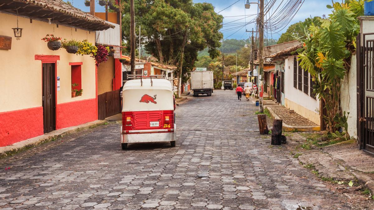 Vehículos en una calle hondureña.