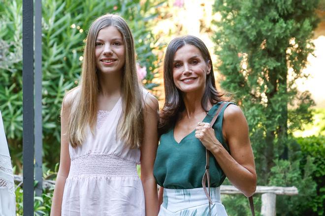 La infanta Sofía y la reina Letizia visitan la Cartuja de Valldemosa, en Mallorca