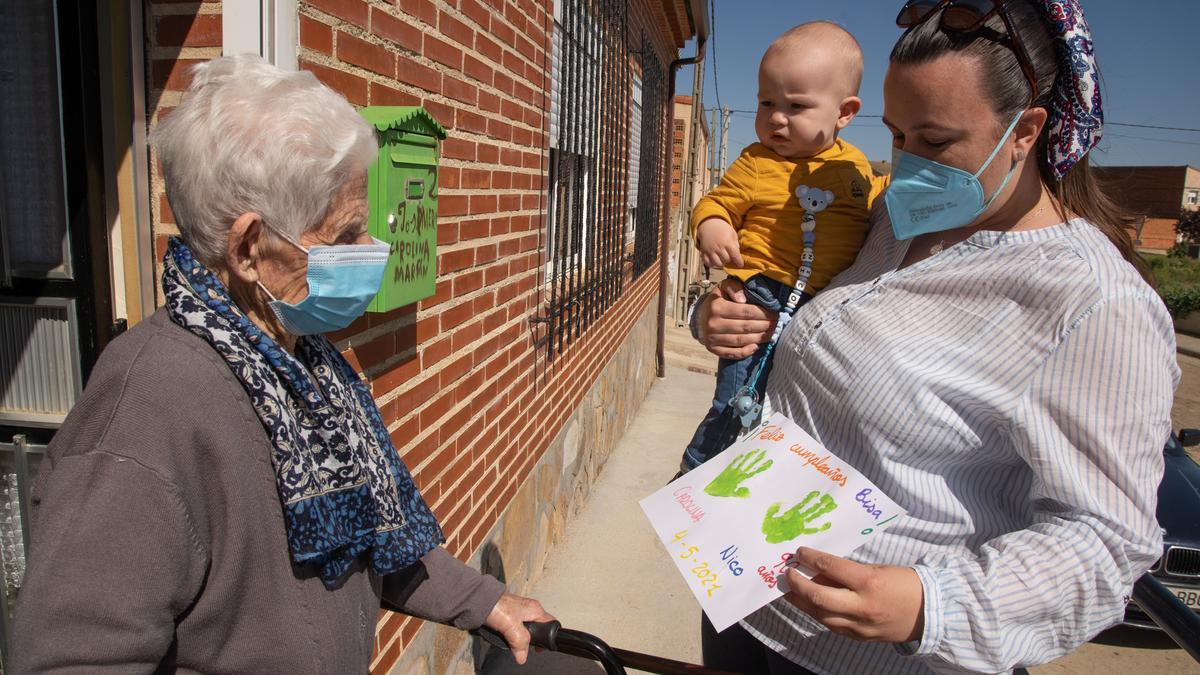 GALERÍA | Una zamorana de 90 años conoce a su bisnieto tras un año separados por el COVID