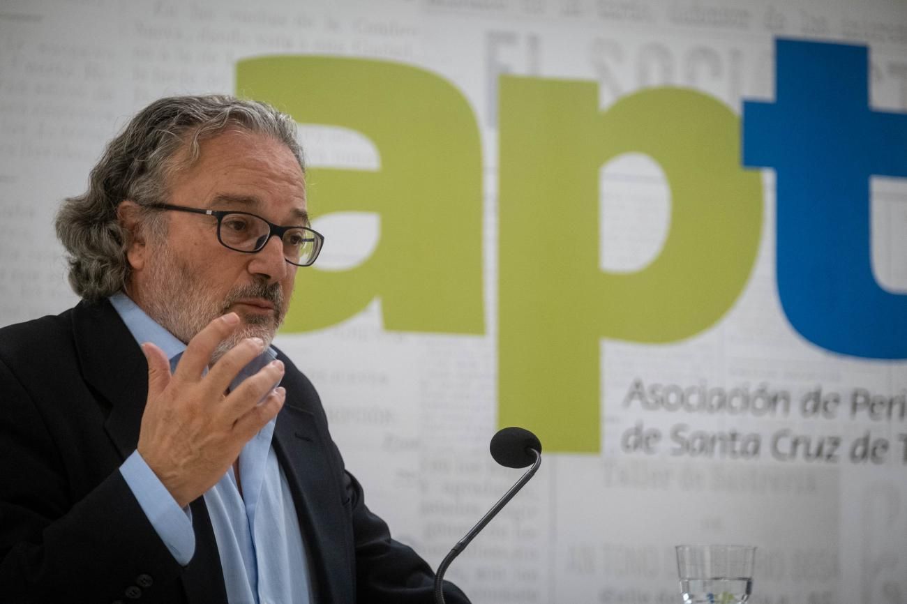 Entrega del premio de la APT al periodista Jorge Bethencourt