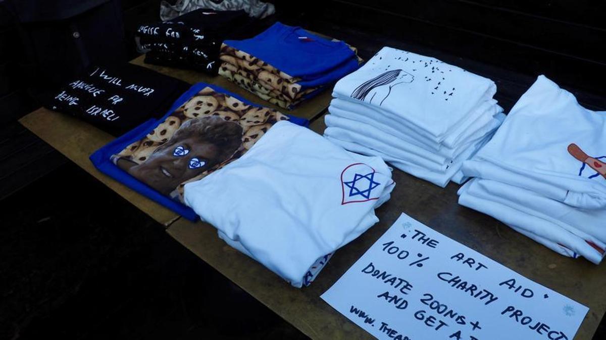 Camisetas a la venta en el mercadillo benéfico organizado en Tel Aviv para recaudar fondos para los soldados israelíes.