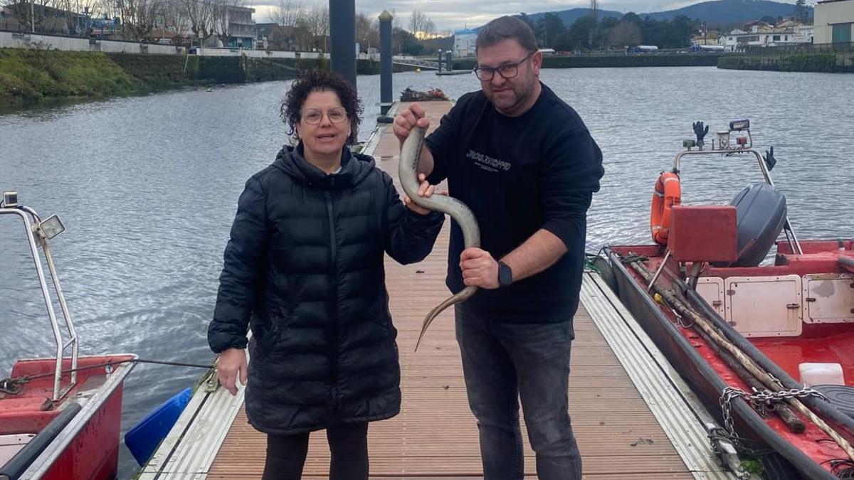 Pilar Fernández y el pescador Gerardo Barreiro con una de las primeras lampreas de la temporada en el Ulla