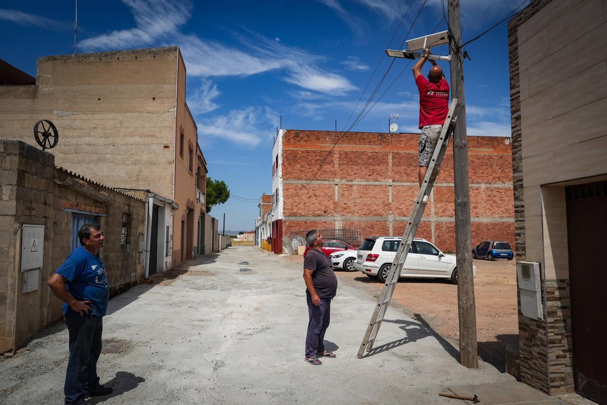 También corre por su cuenta el alumbrado público. Hoy han estado instalando farolas.