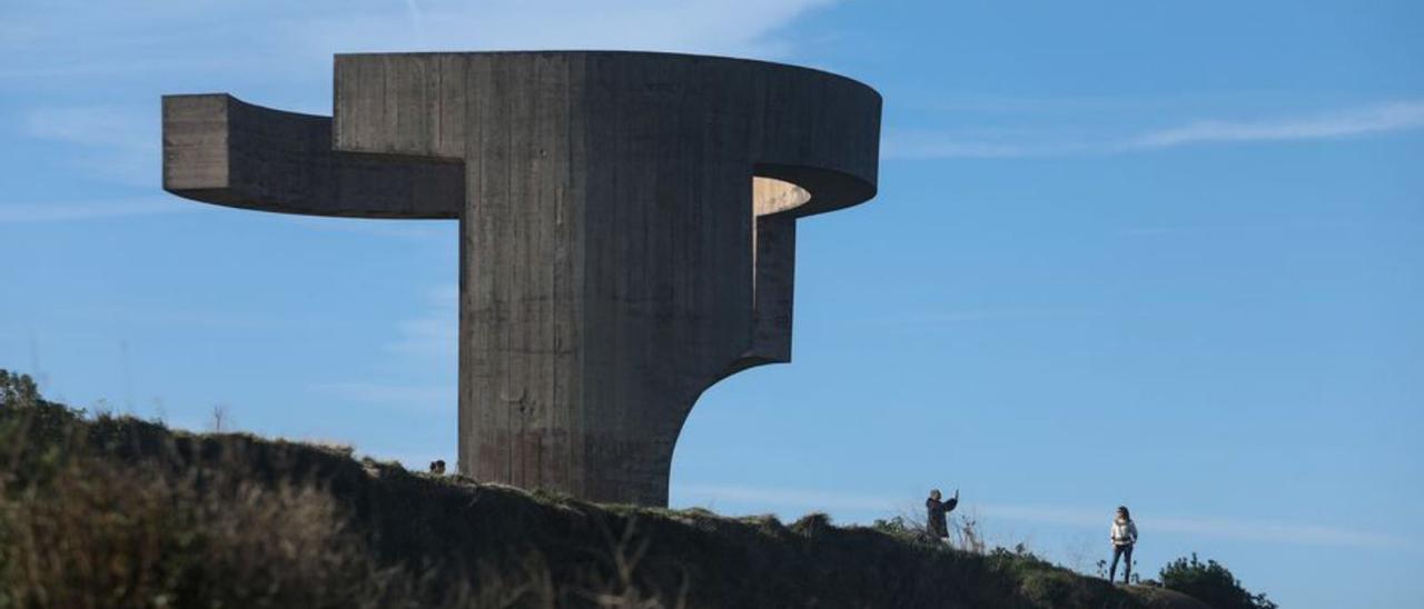 Turistas frente al «Elogio del Horizonte». | Juan Plaza