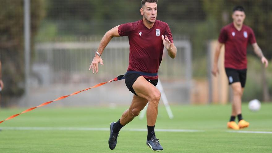 Pedro Alcalá, jugador del FC Cartagena, durante un entrenamiento este verano.  | PRENSA FC CARTAGENA