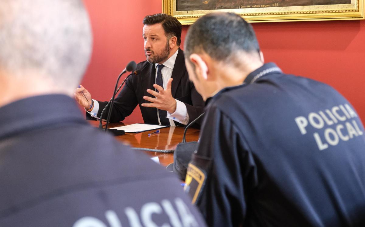 El alcalde de Elche, en una reunión de coordinación policial