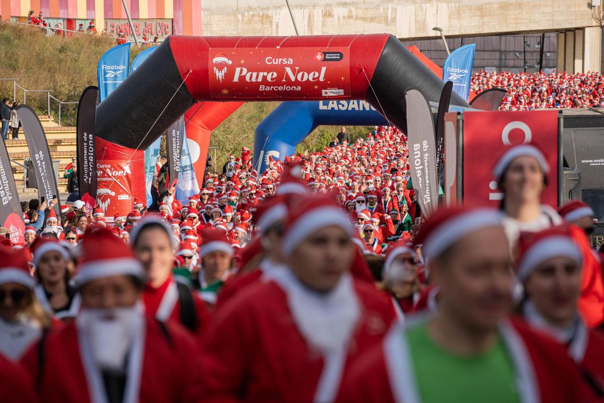 Cientos de Santa Claus corren por Barcelona en la primera Cursa del Pare Noel