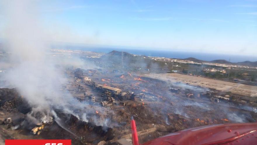 Así evoluciona el incendio en la planta de compostaje de Arona