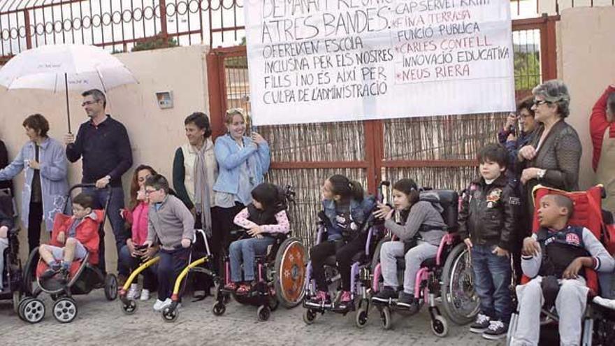 Protesta de padres del Camilo José Cela por falta de ATEs, en 2015.