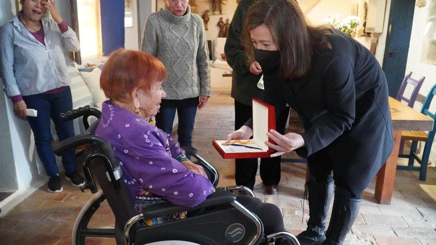 Armengol entrega a Isabel Echarri el premio Ramon Llull que no pudo recoger en Palma