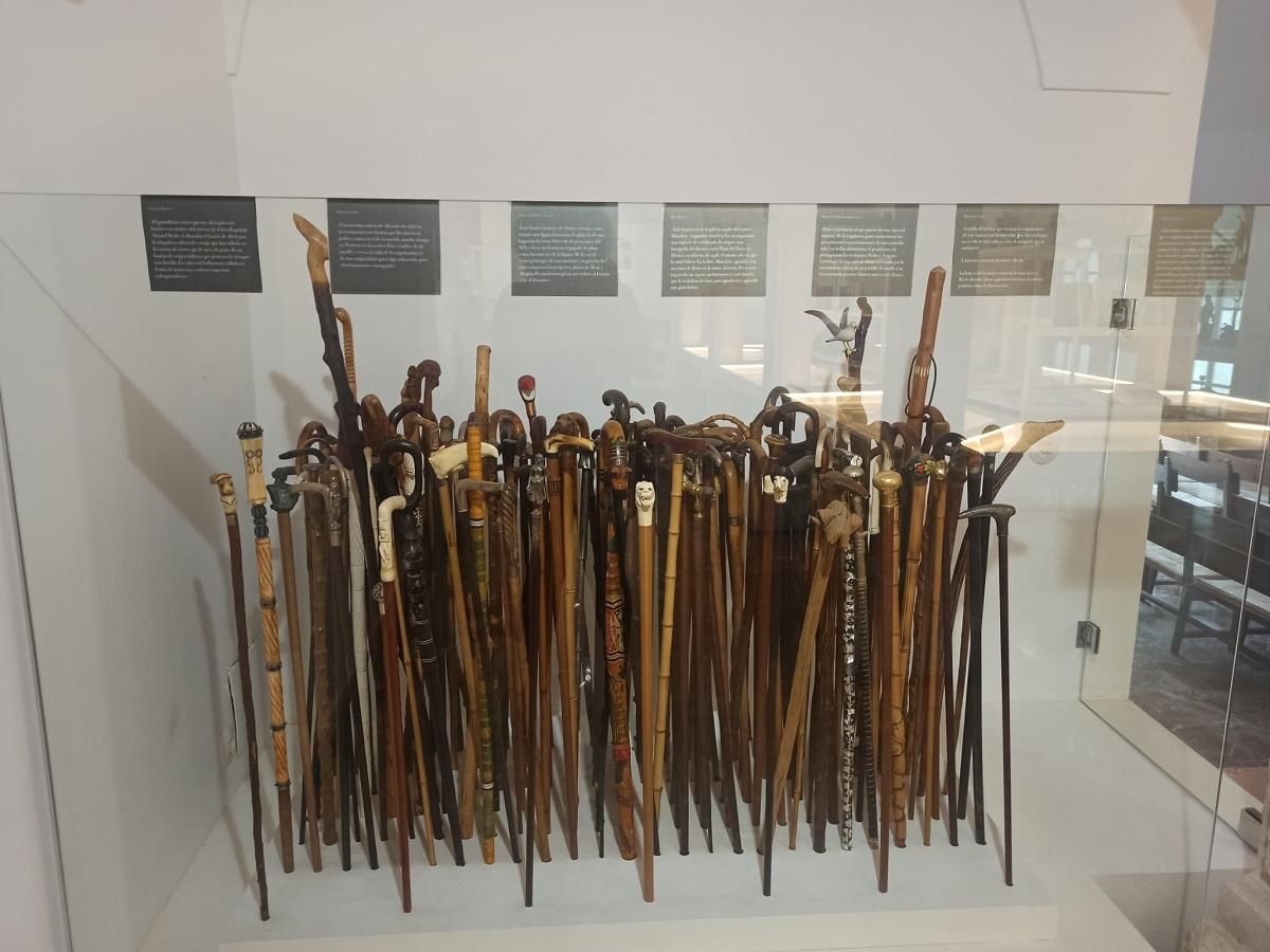 Parte de la colección de bastones de Antonio Gala.