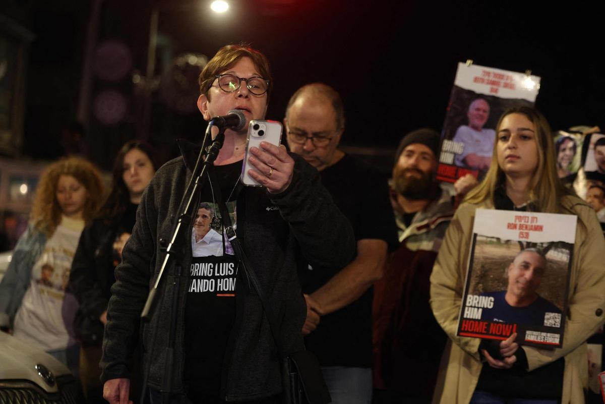 Familiares de los rehenes de Hamás protestan frente al domicilio de Netanyahu