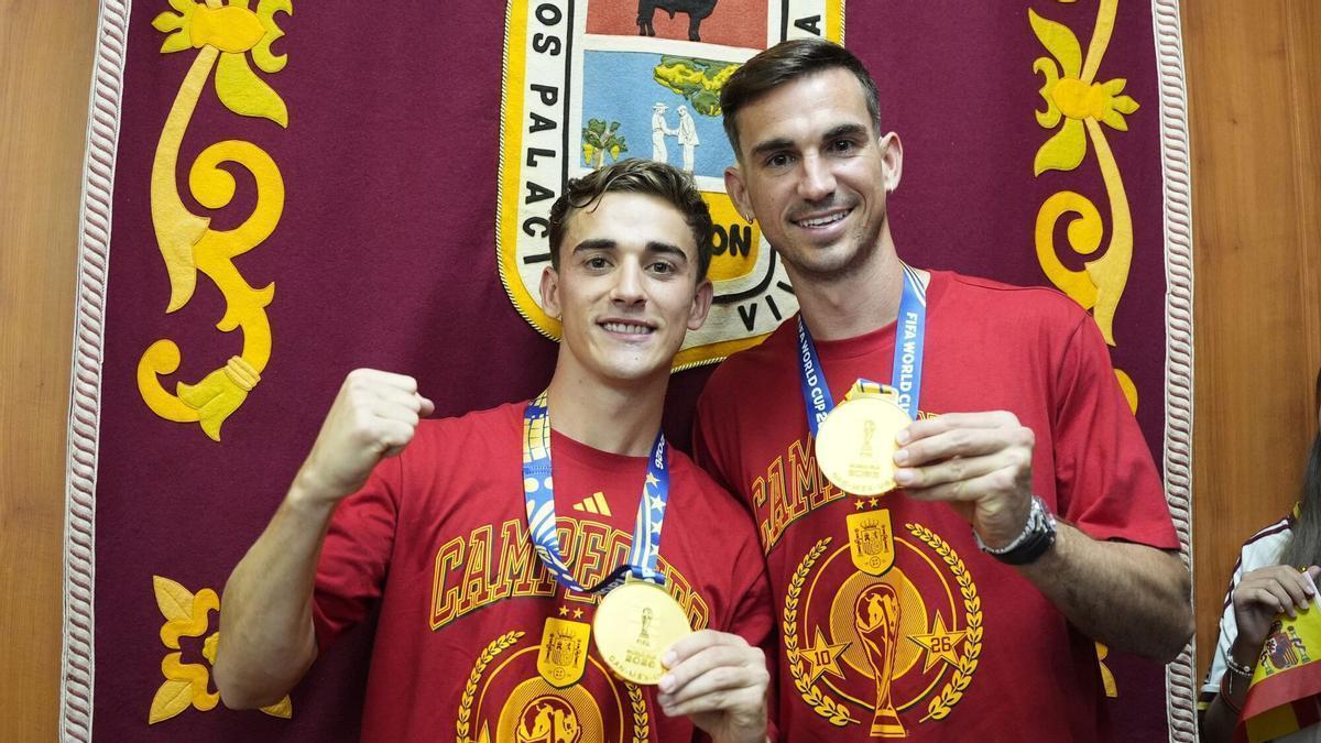 Gavi y Fabián Ruiz posan con sus medallas en el homenaje realizado en Los Palacios, su pueblo natal, este martes.