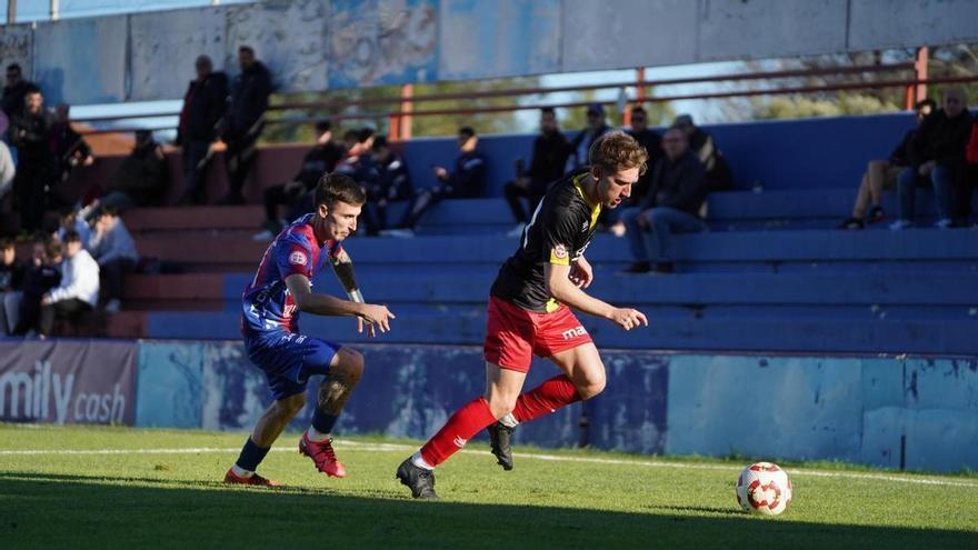El Alzira cae ante un rival directo y se complica la permanencia