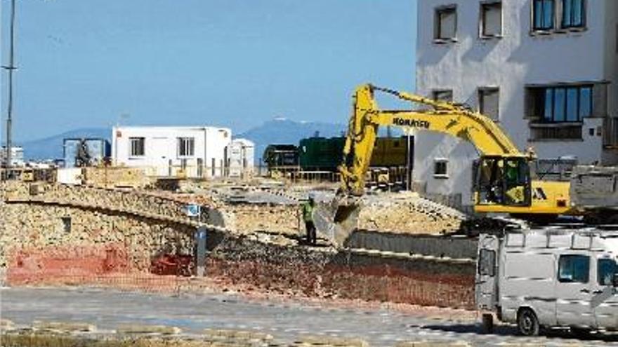 Les màquines, amb els primers enderrocs al vial que dóna accés a la Punta.