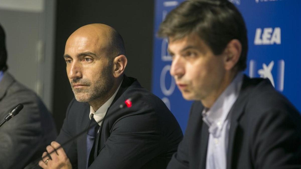 Abelardo, junto al presidente del Alavés, Fernández de Trocóniz