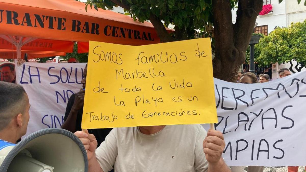 Hamaqueros, el viernes, en una protesta contra los cambios en el plan de playas que promueve el Ayuntamiento.
