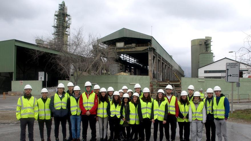 Alumnos, profesores y técnicos de la planta cementera durante la visita