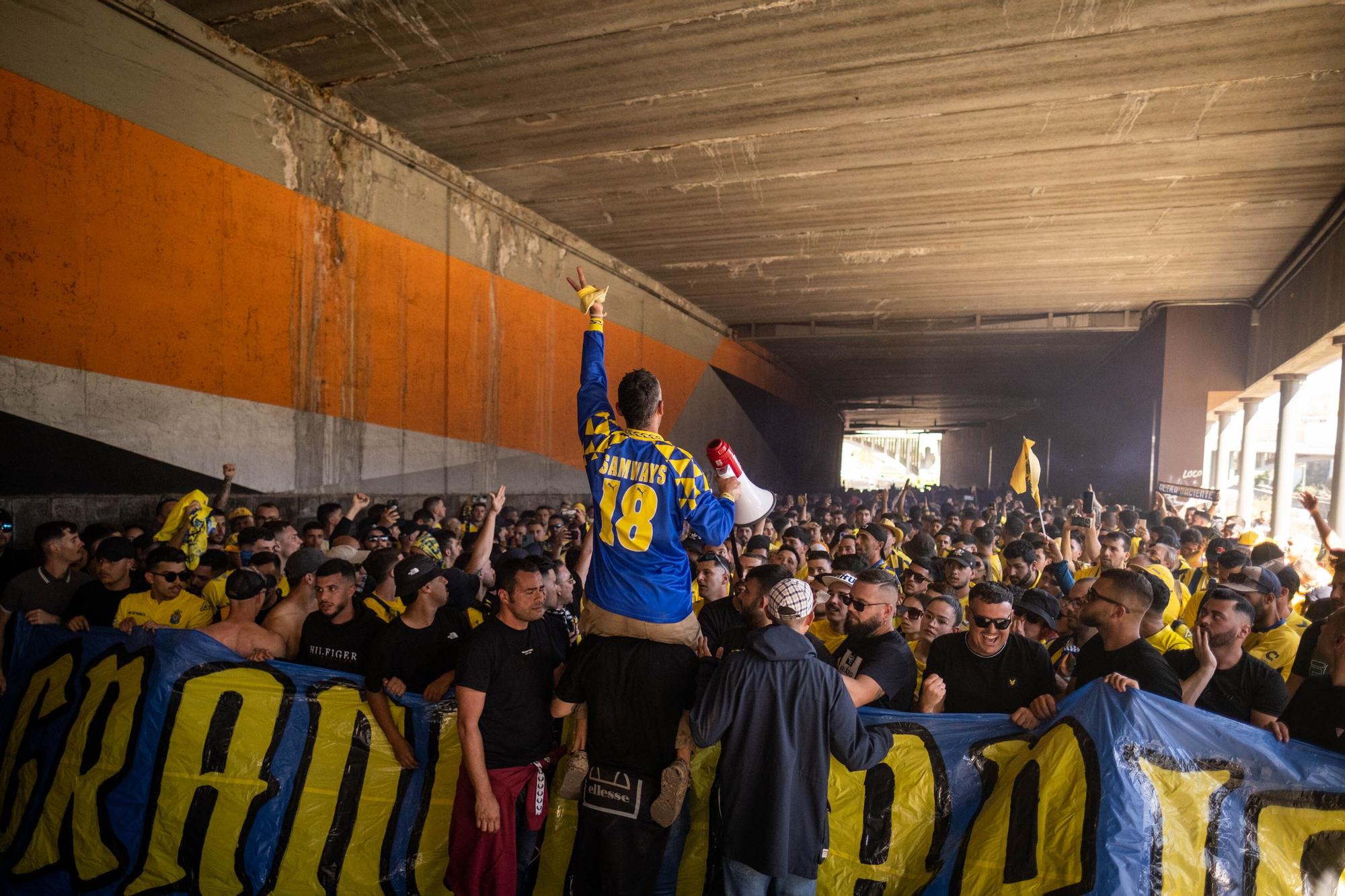 Los aficionados de la UD Las Palmas se dirigen al Heliodoro