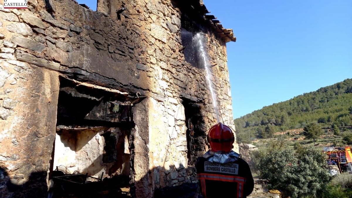 Los bomberos refrescando la zona.