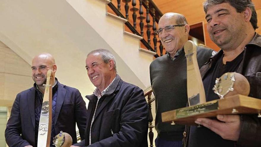 Jesús Martínez, Matías González, Manés Salas y Amable Poladura, con el trofeo.